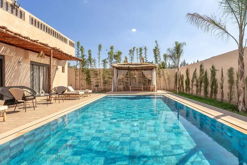 Villa Leila,piscine , grand jardin, jeux , cuisinière-1