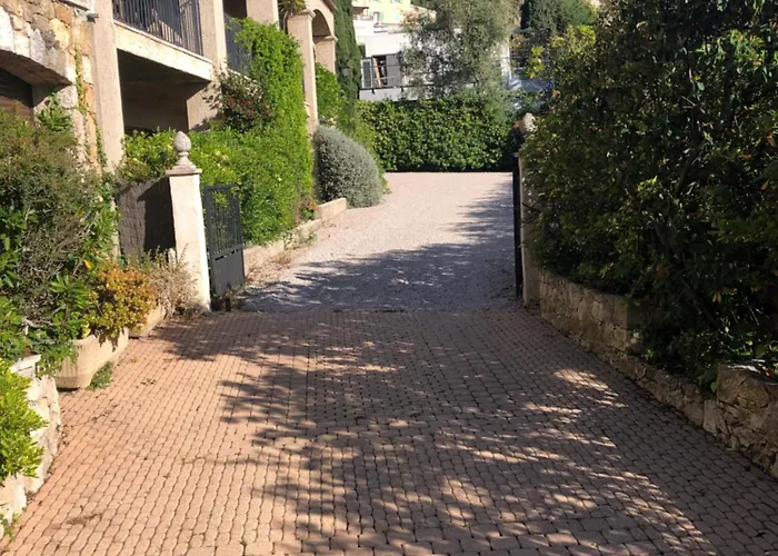 Villa loucisa Nice piscine vue mer 8 chambres 24 couchages